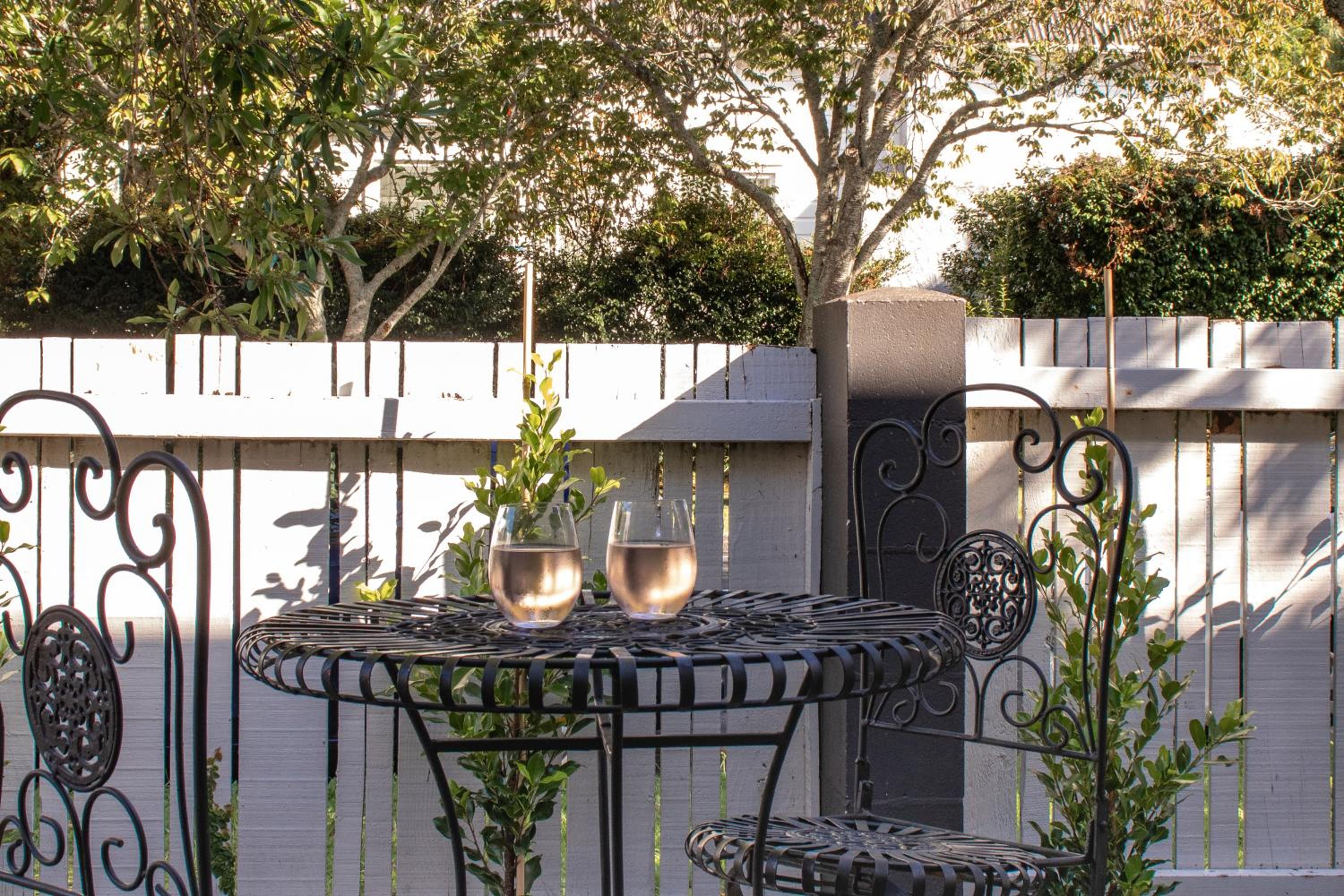 Stylish Central 2Bedroom with Parking & Garden view 4