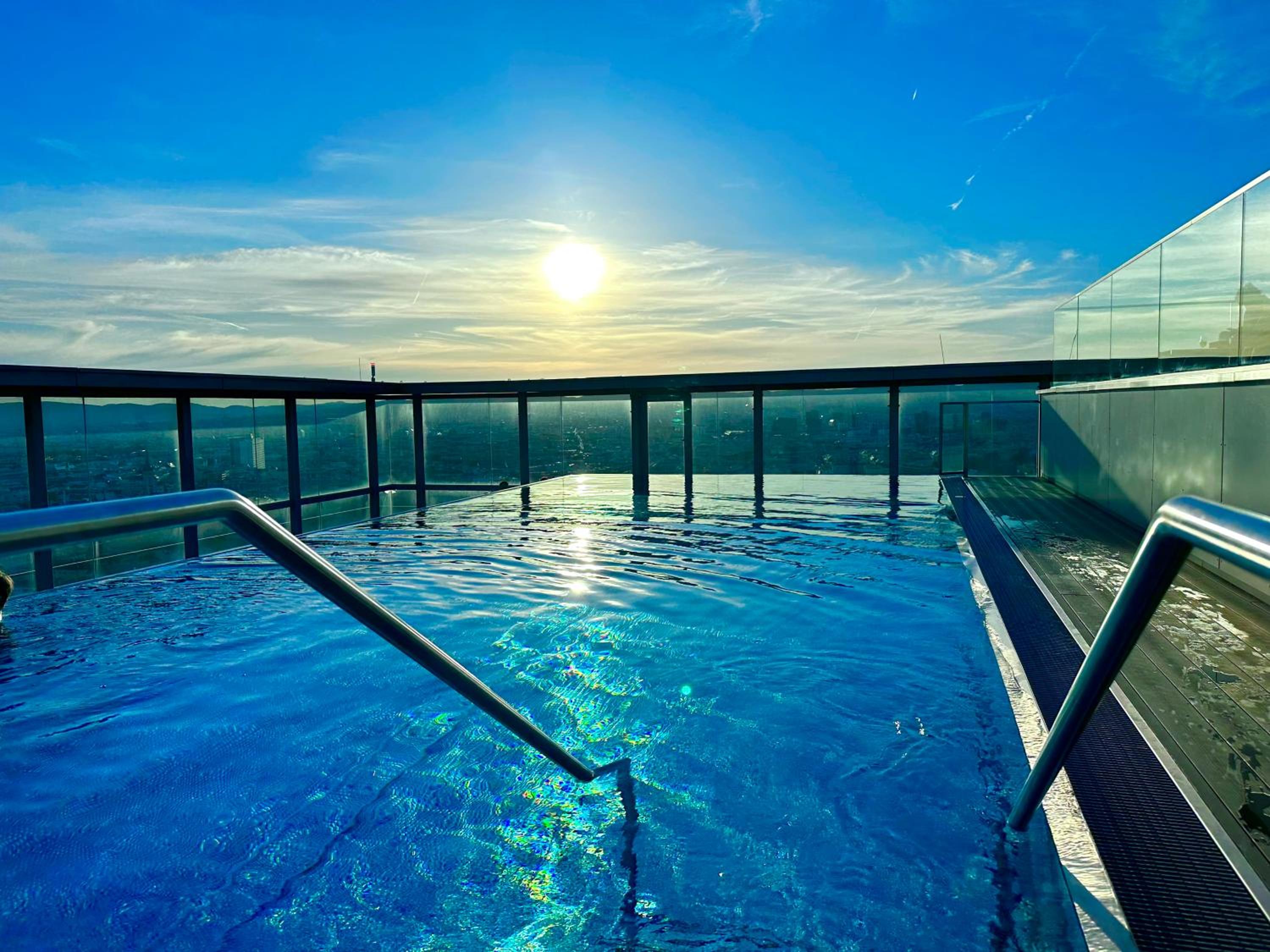 PANORAMA SKY Apartment I Rooftop Pool I Metro station