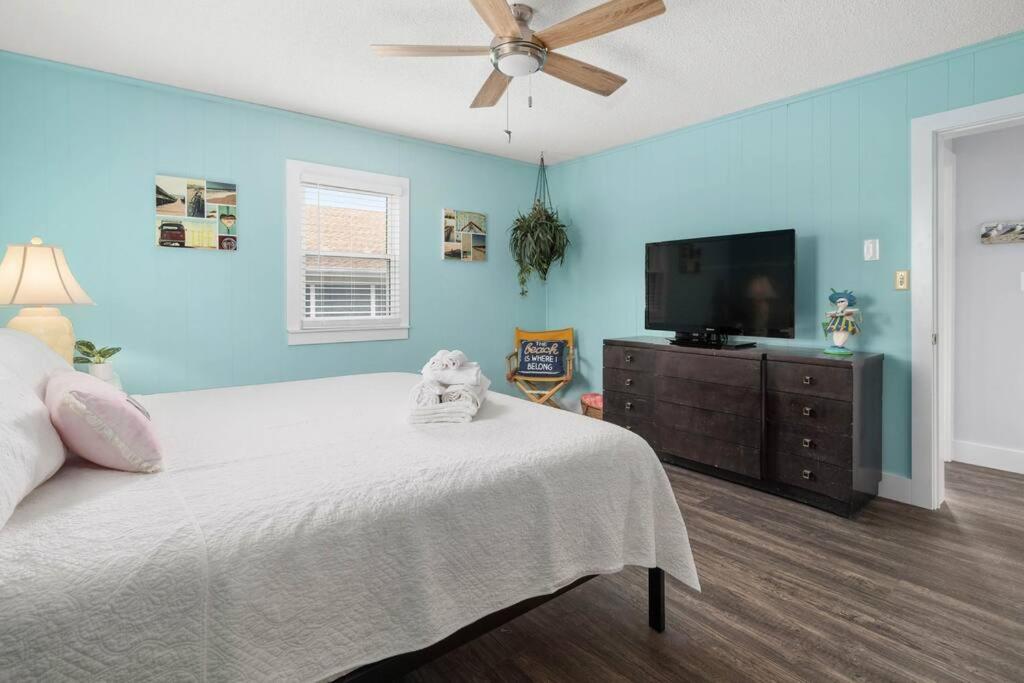 Caribbean Breeze Beach House Sleeps 8 view 3