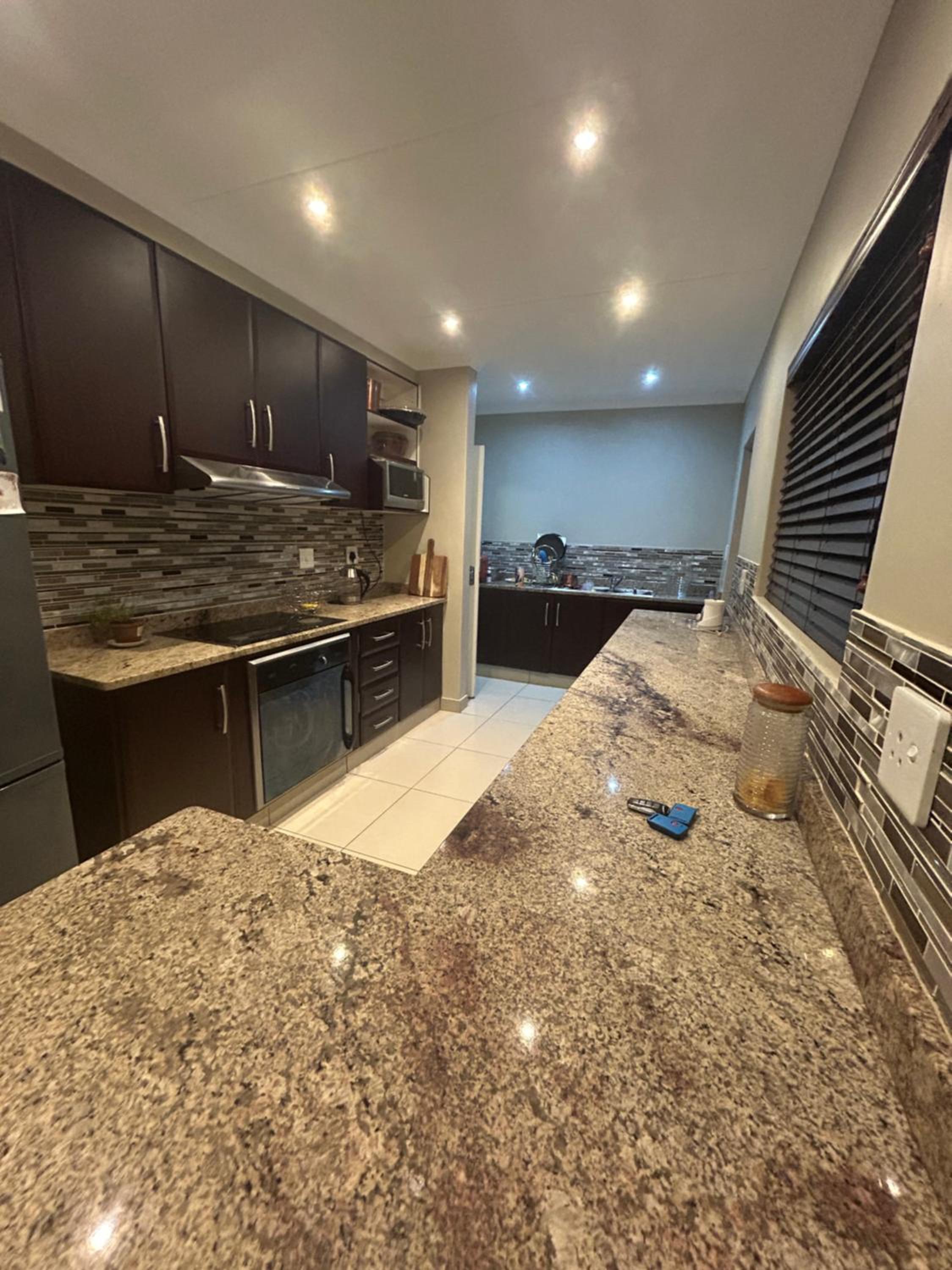 Modern , Spotless Townhouse in Quiet Estate - Pietermaritzburg view 4
