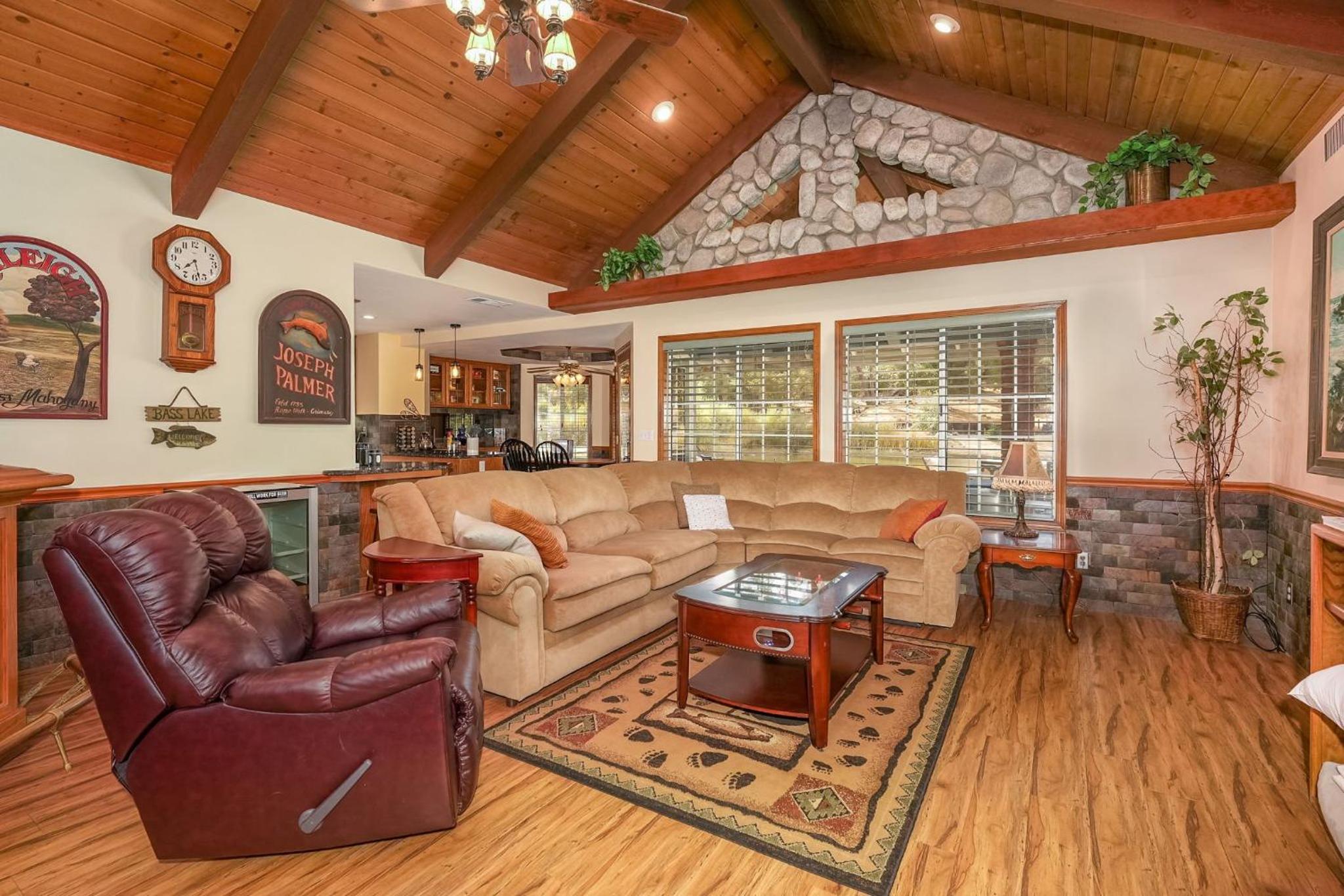 Oak Pond Retreat Stocked pond/pool table/BBQ Grill/EV Charger view 4