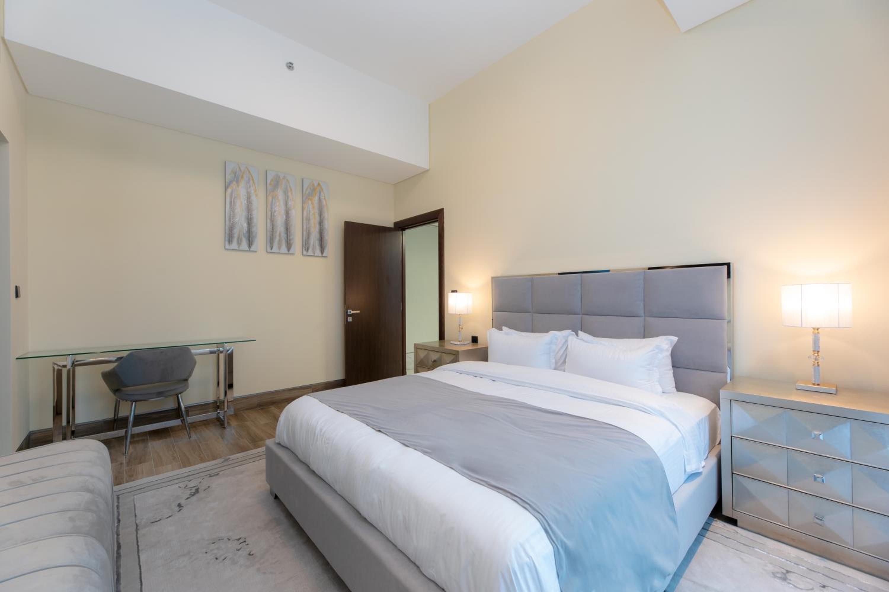 GLOBALSTAY J One Tower Apartments at Pearl of UAE