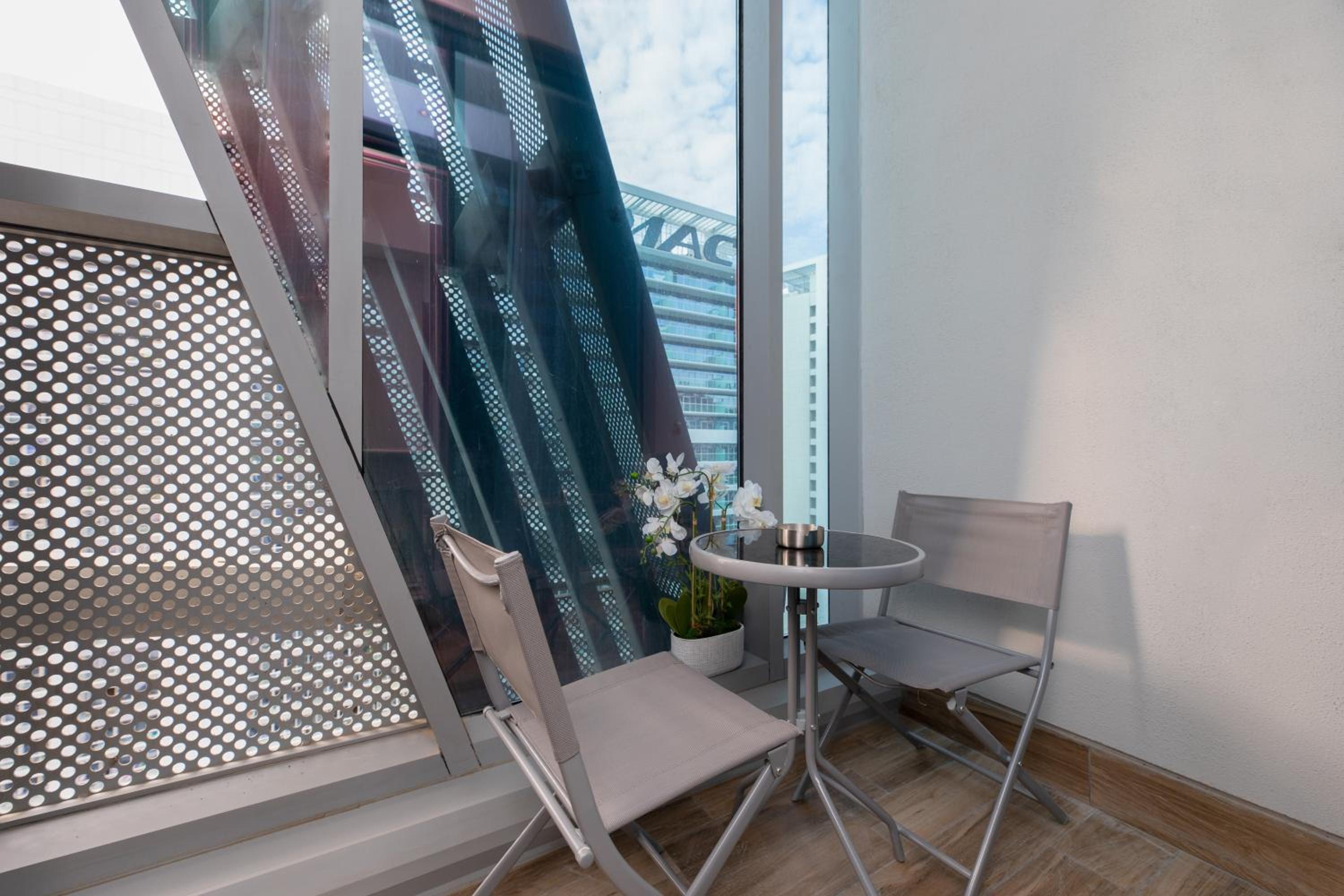 GLOBALSTAY J One Tower Apartments at Pearl of UAE