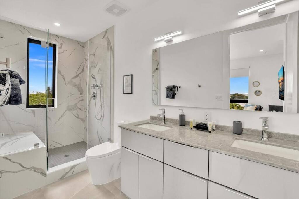 Upscale 3 Bed 3 Bath Condo Prime Location by FLL Airport