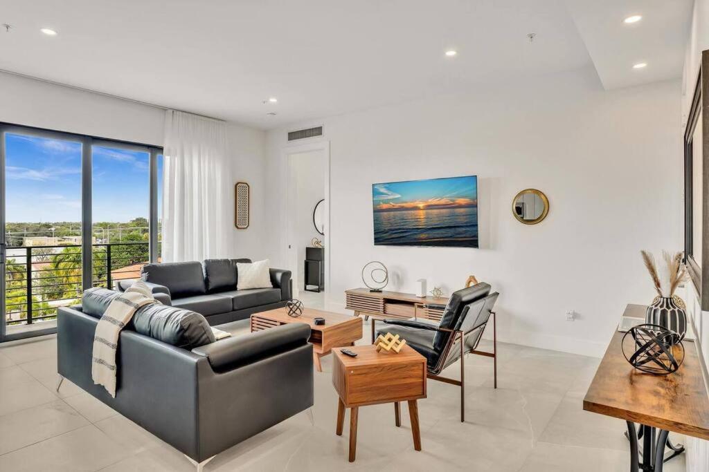 Upscale 3 Bed 3 Bath Condo Prime Location by FLL Airport