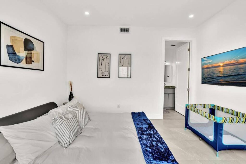 Upscale 3 Bed 3 Bath Condo Prime Location by FLL Airport