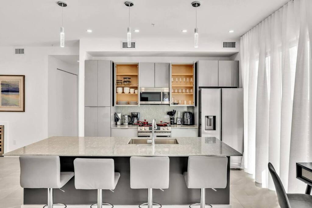 Upscale 3 Bed 3 Bath Condo Prime Location by FLL Airport