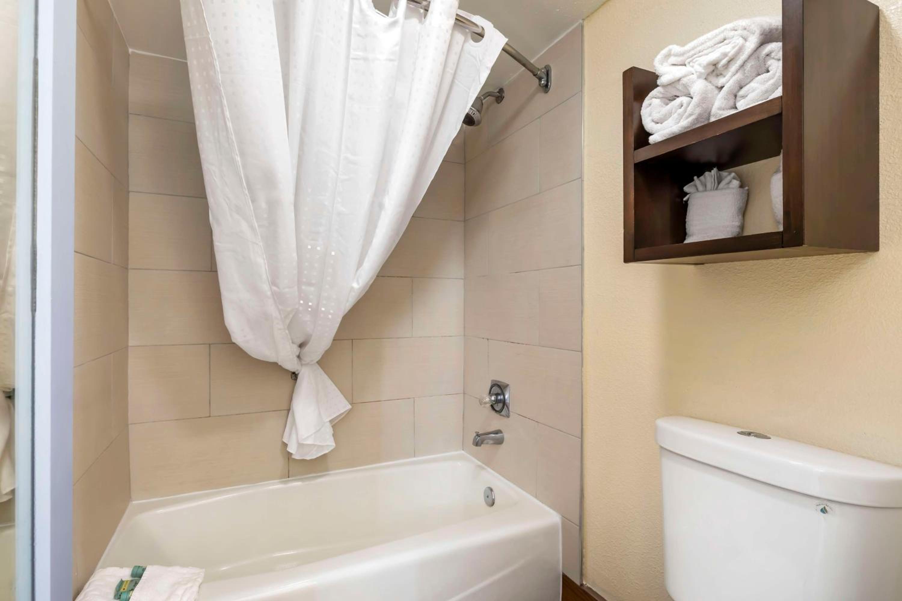 Salisbury Vacations - Best Western Salisbury Plaza - Property Image 2