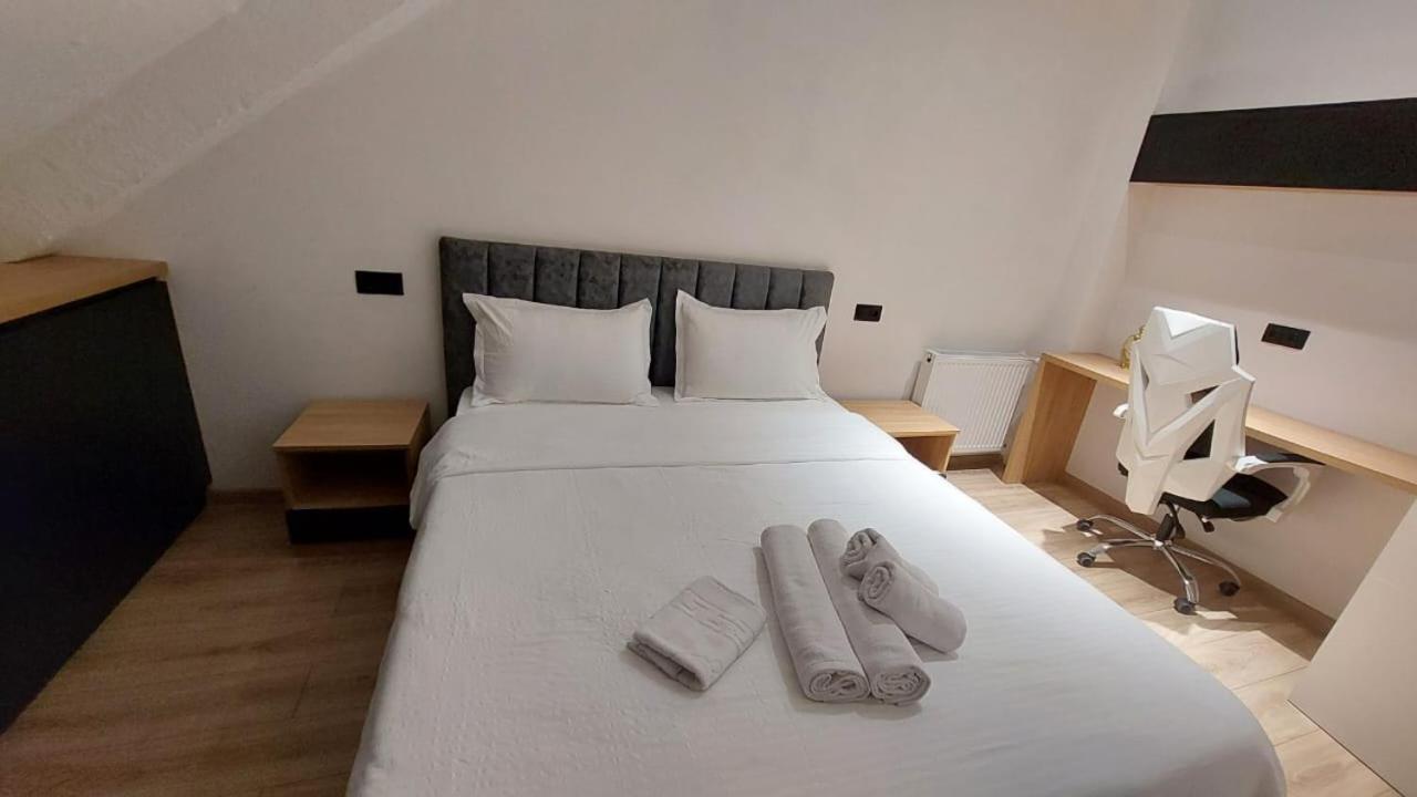 Brand new 1BR Top Moedani