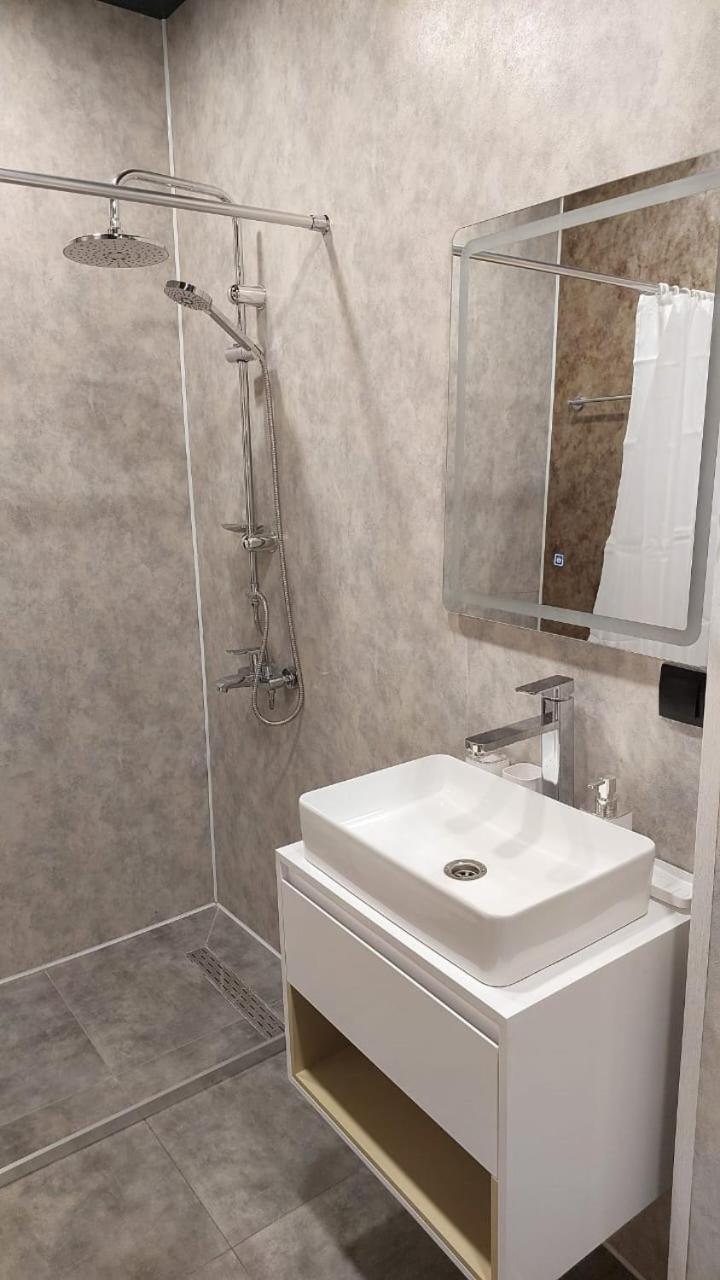 Brand new 1BR Top Moedani
