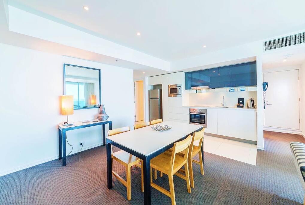 Hilton- Luxury Sky Ocean Lv27 Large Apartment