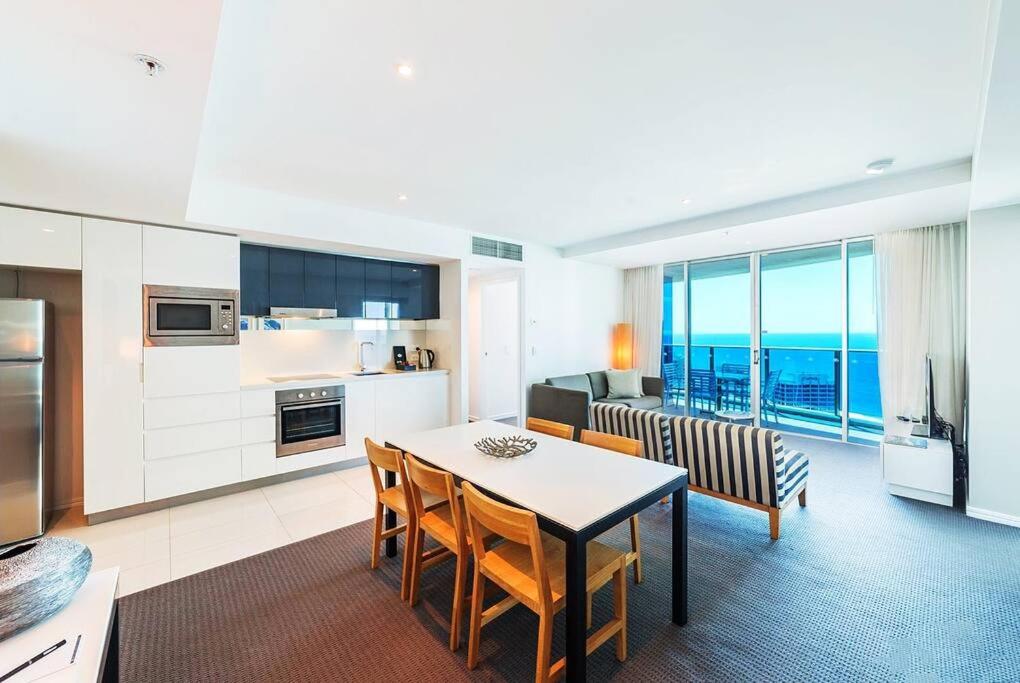 Hilton- Luxury Sky Ocean Lv27 Large Apartment
