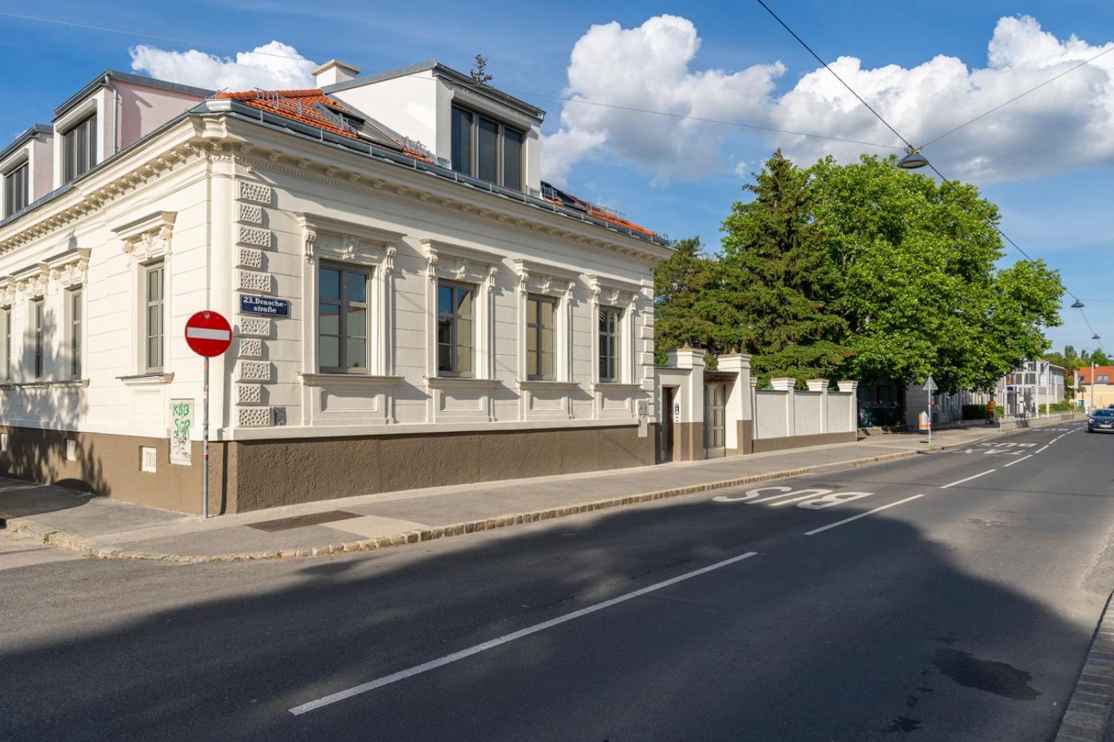 Luxurious 70 m2 with Balcony & Air Conditioning