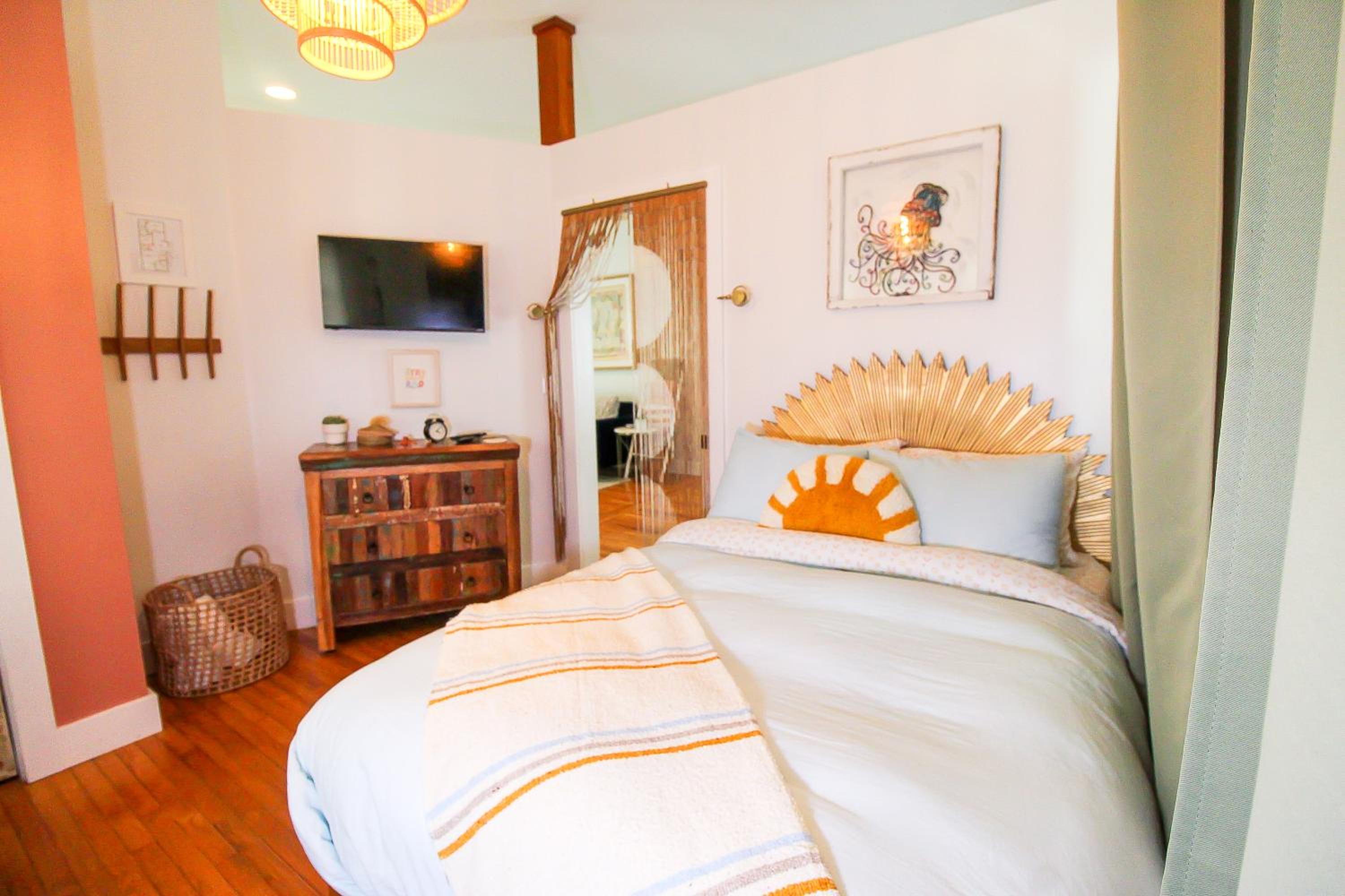 Luxurious Bohemian Bungalow in Lincolnville - Mins from Downtown!