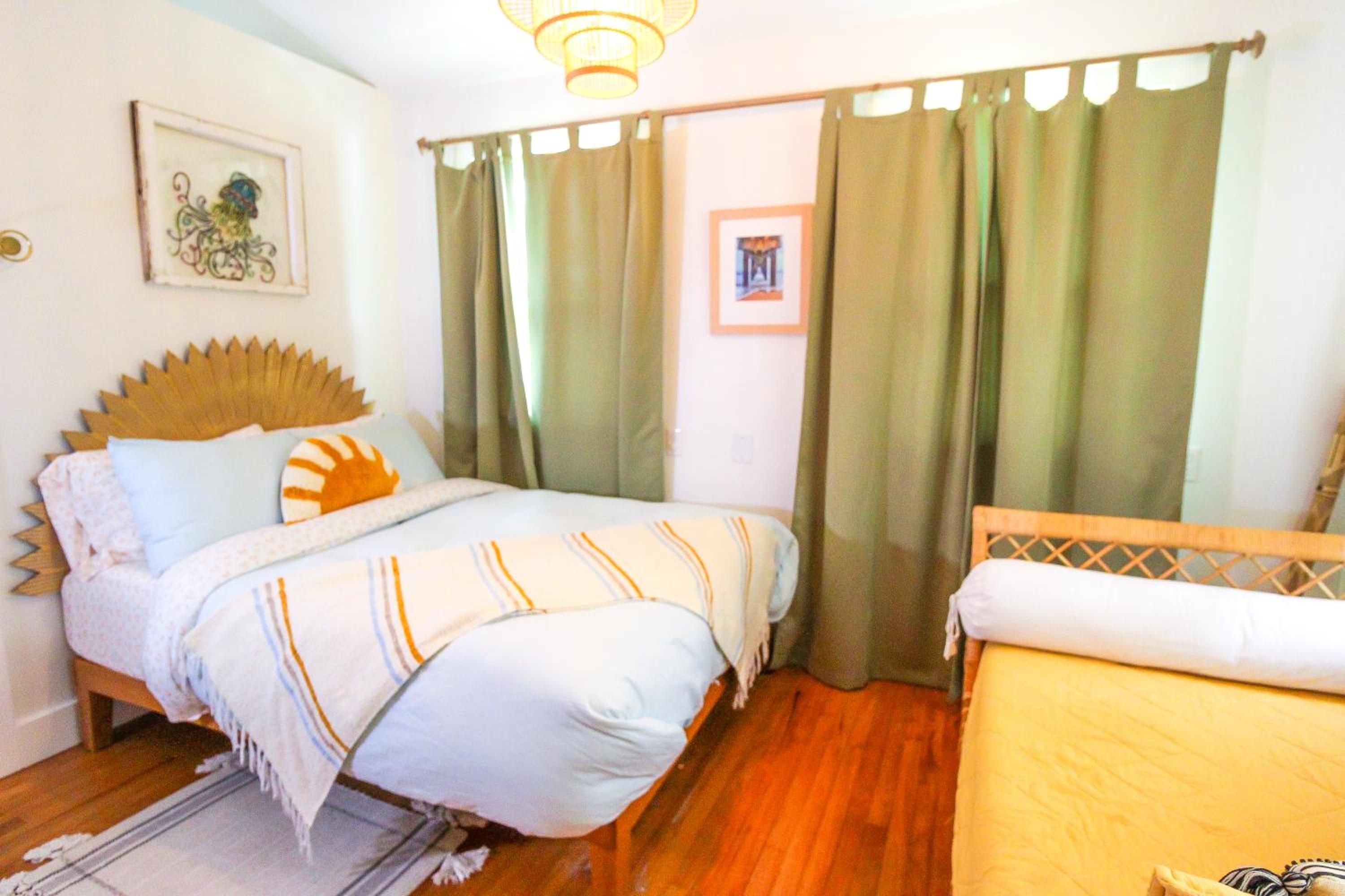 Luxurious Bohemian Bungalow in Lincolnville - Mins from Downtown!