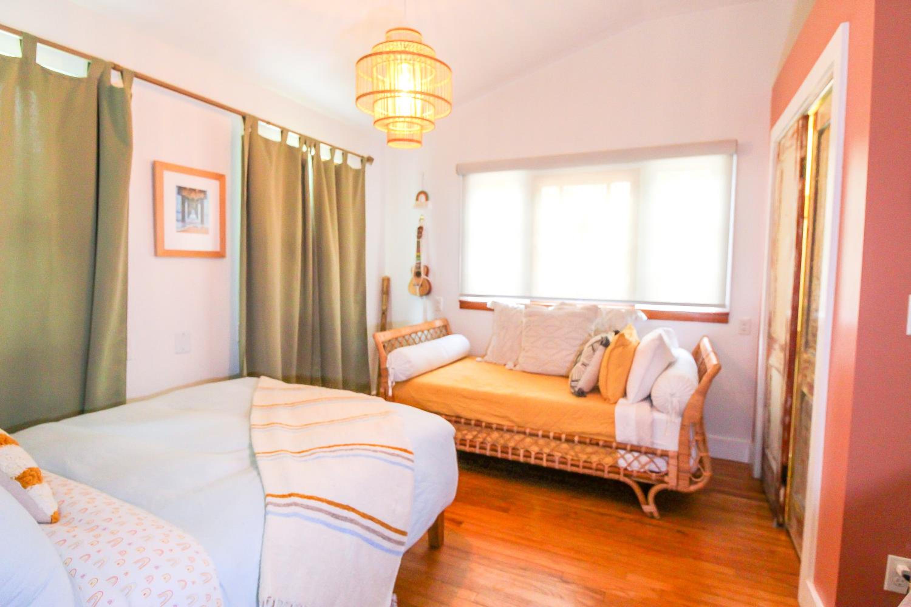Luxurious Bohemian Bungalow in Lincolnville - Mins from Downtown!
