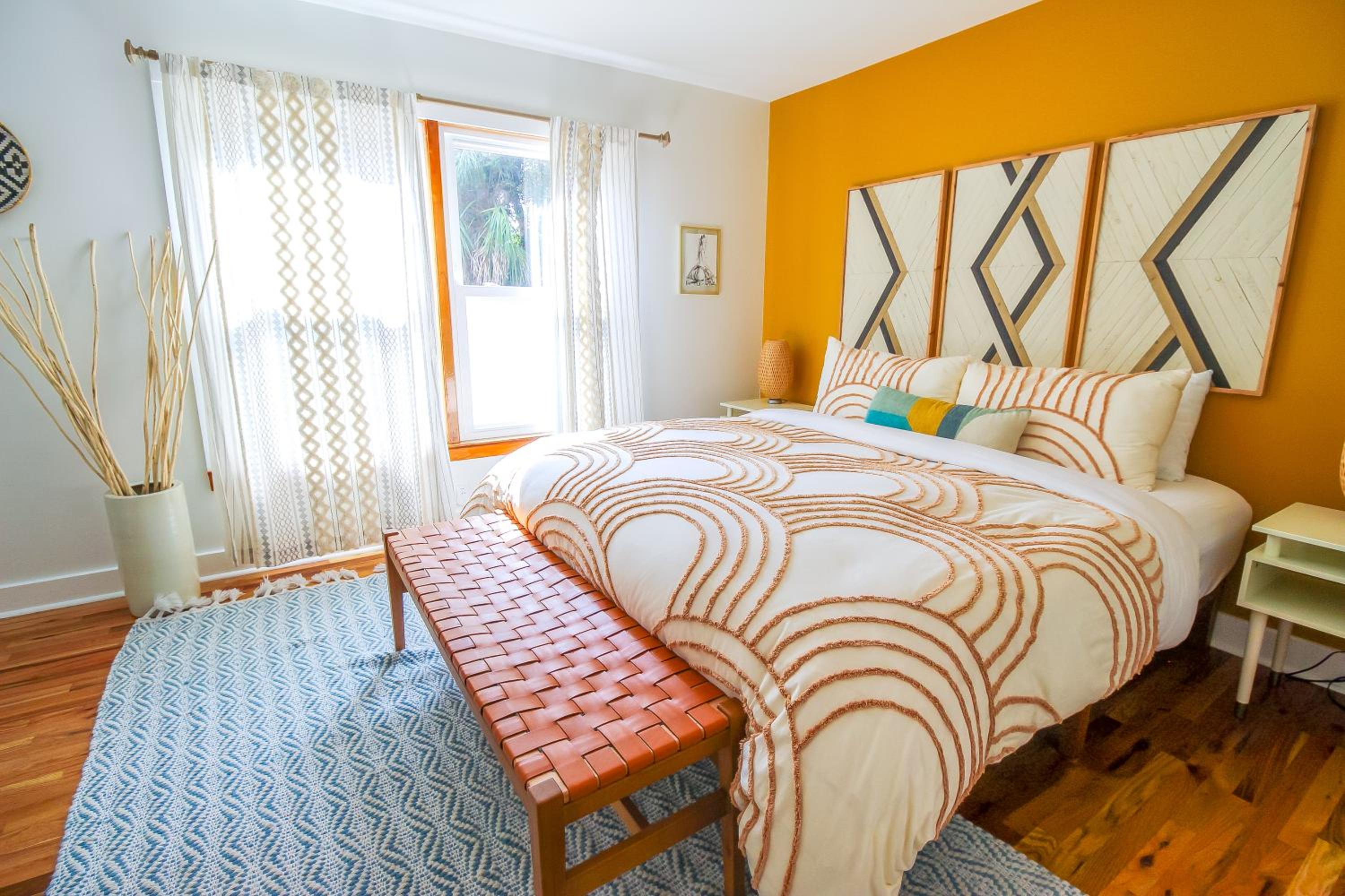 Luxurious Bohemian Bungalow in Lincolnville - Mins from Downtown!