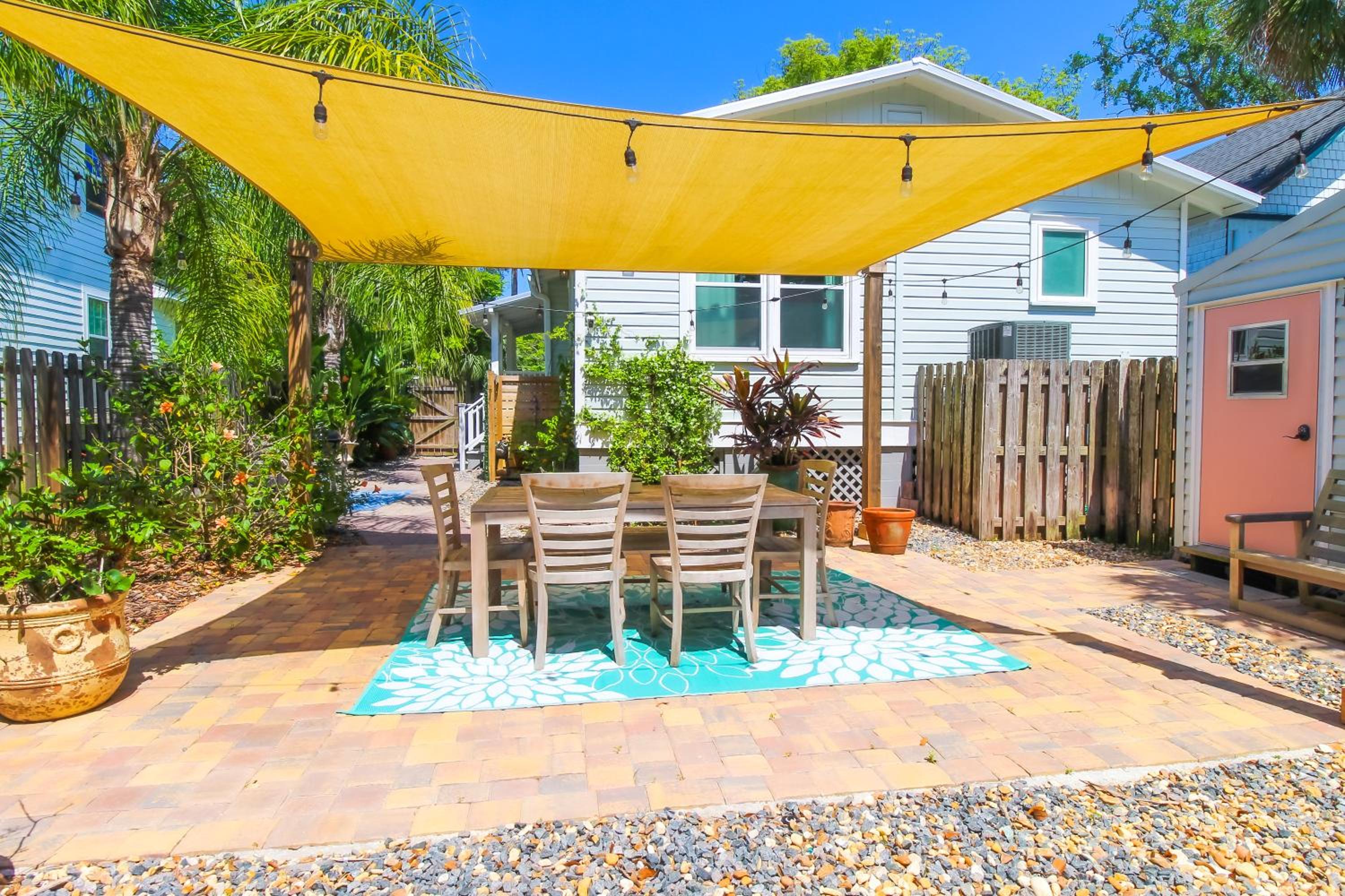 Luxurious Bohemian Bungalow in Lincolnville - Mins from Downtown!