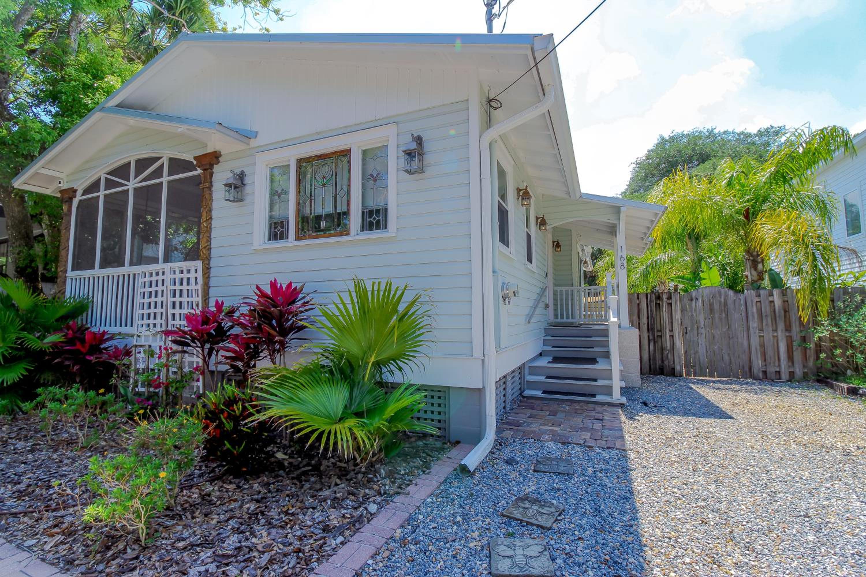 Luxurious Bohemian Bungalow in Lincolnville - Mins from Downtown!