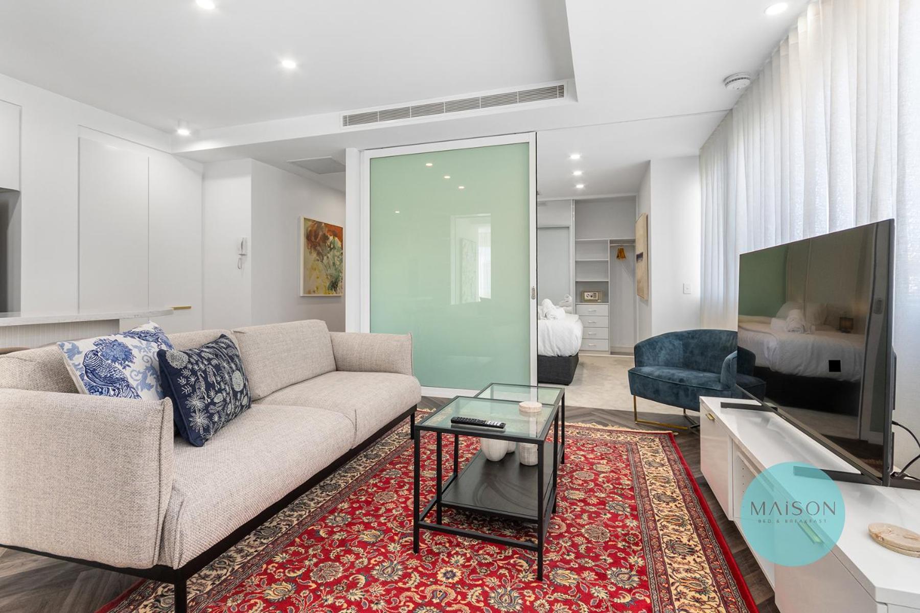 Chic Honeysuckle Apartment