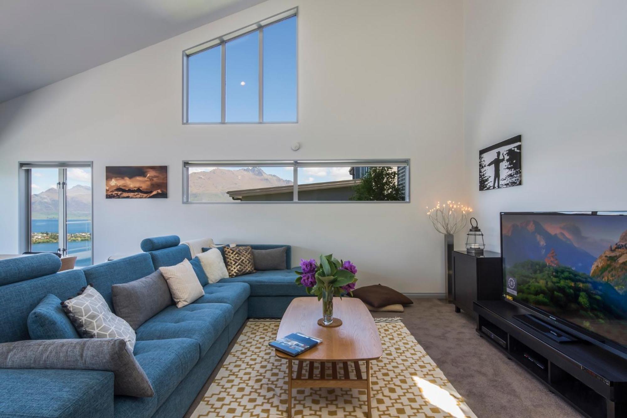 Remarkable Lookout - spacious 4 bedroom holiday home view 2