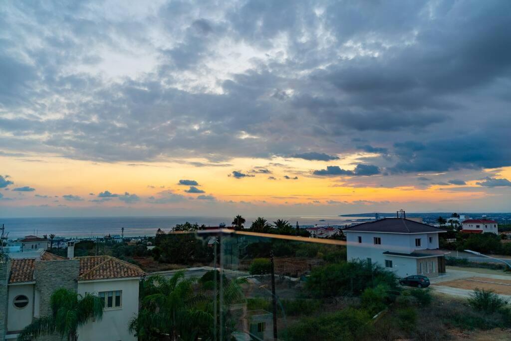 New Villa with Pool, Rooftop Jacuzzi and Sea View