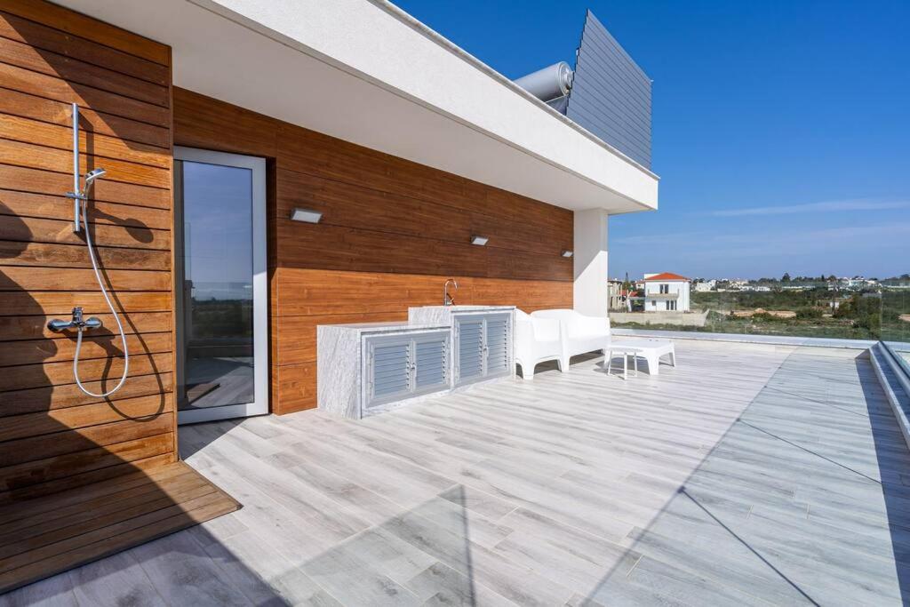 New Villa with Pool, Rooftop Jacuzzi and Sea View