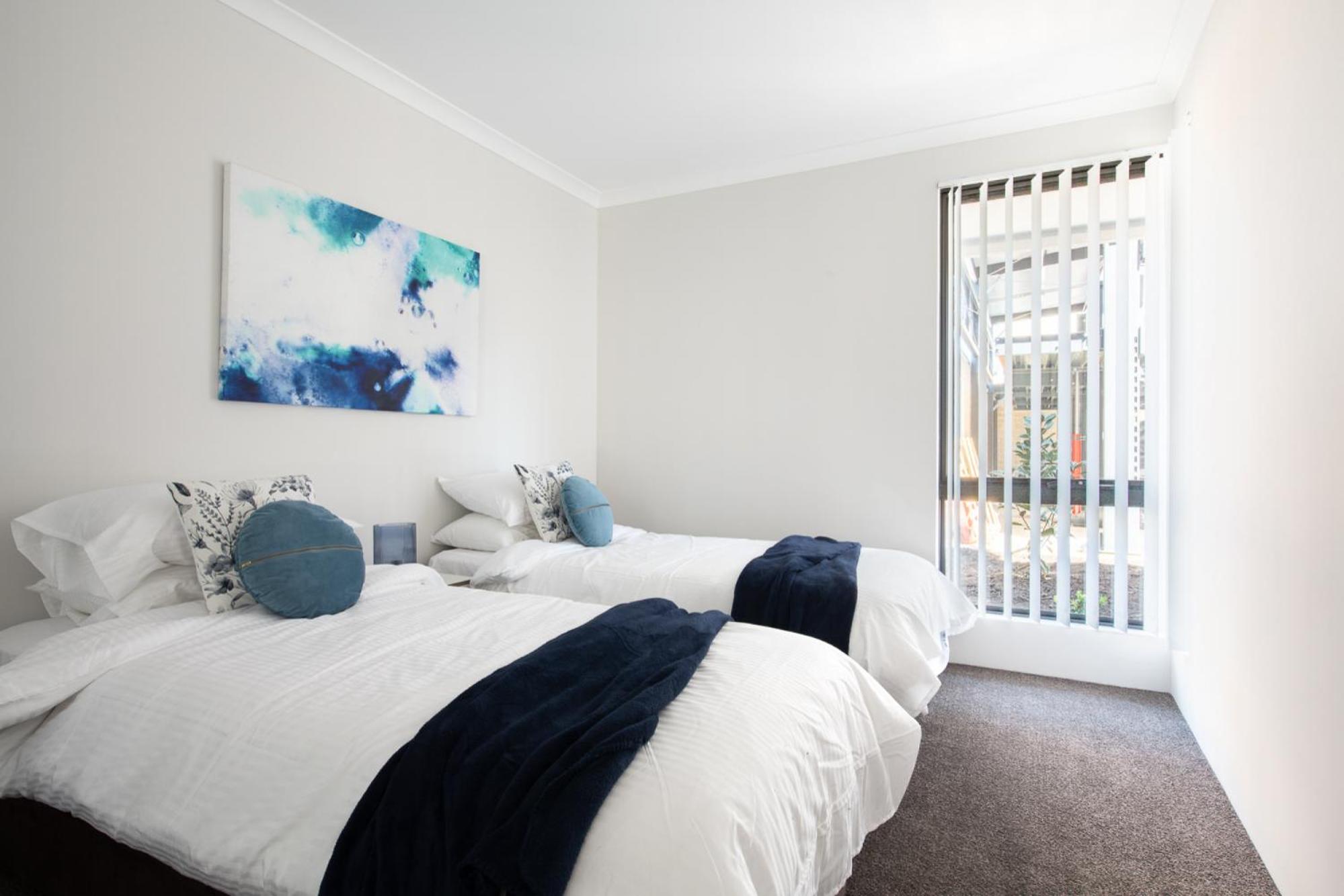 Bright Trendy 3BR Apt - Walk to River & Shops