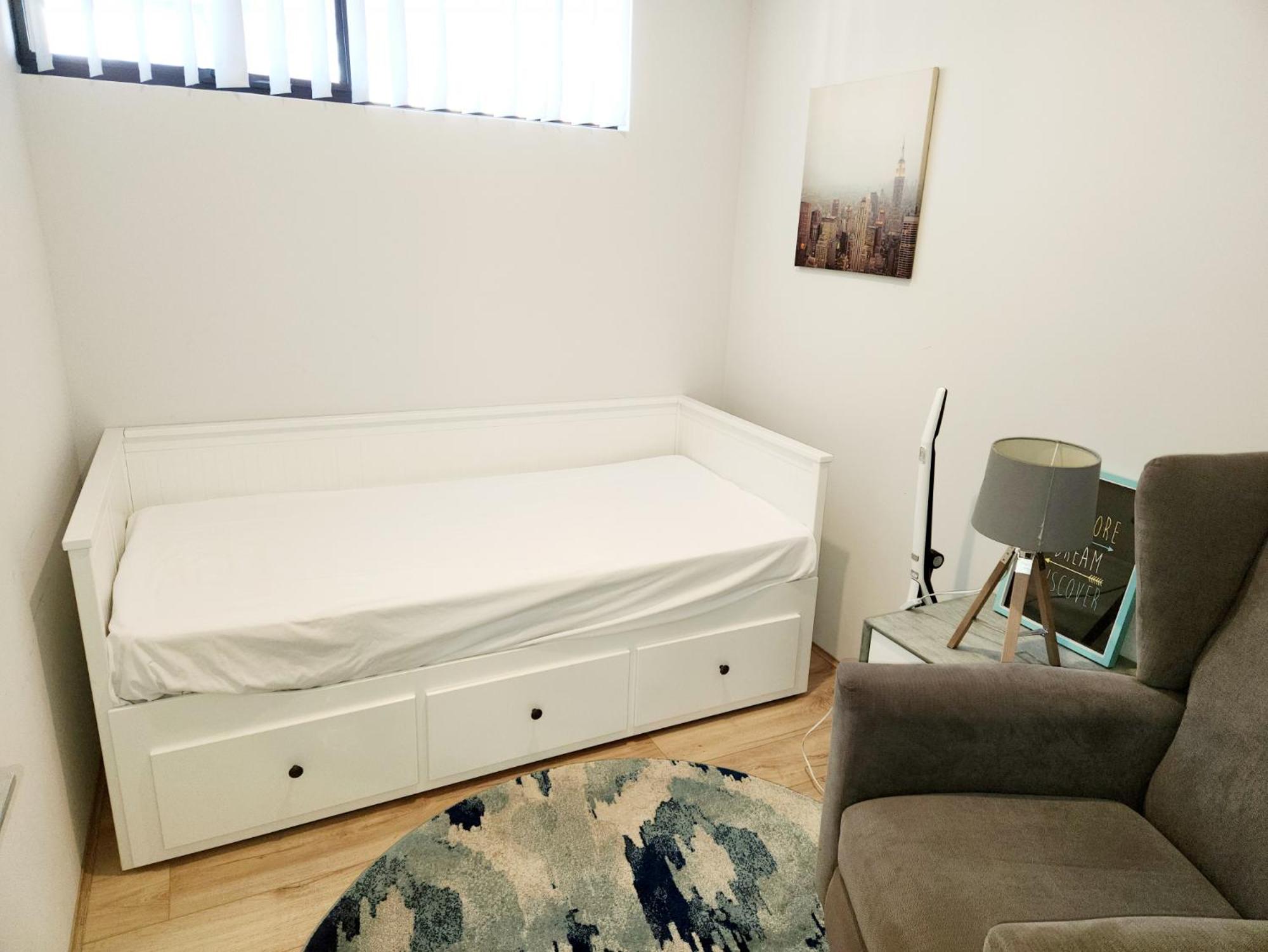 Bright Trendy 3BR Apt - Walk to River & Shops