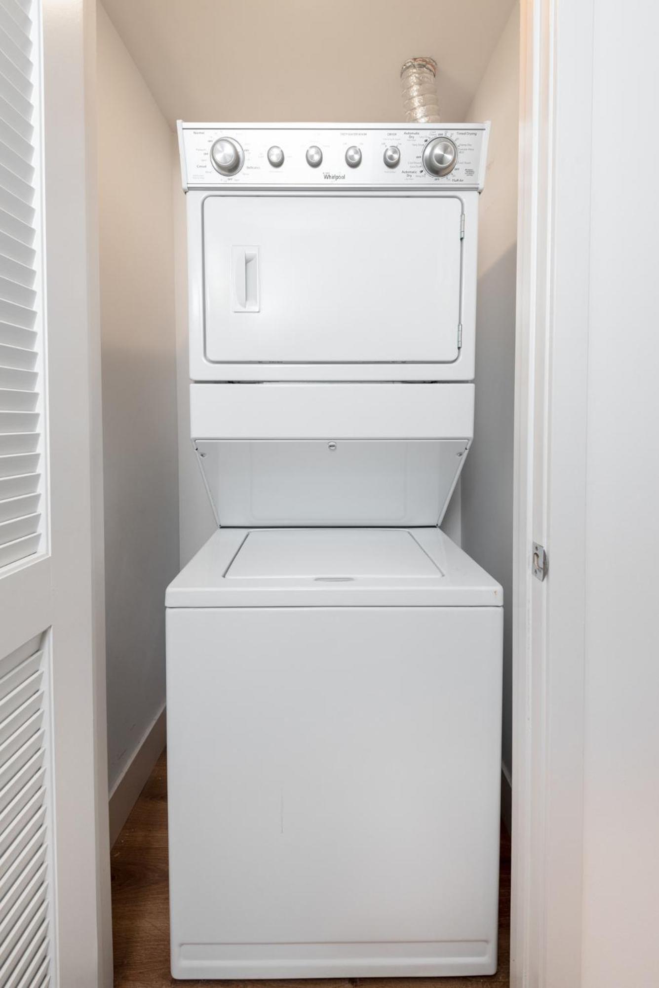 Modern Luxury 1BR Apt in K-Town with Roof Deck