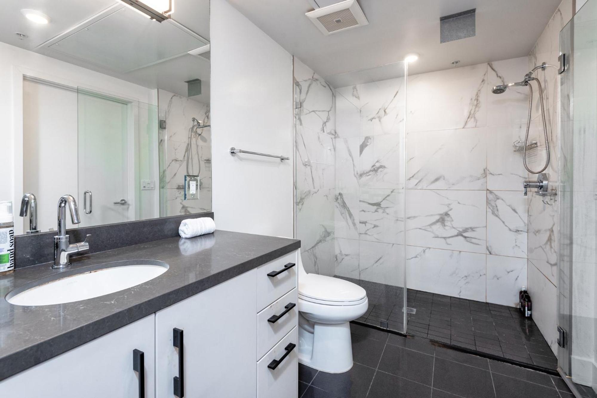 Modern Luxury 1BR Apt in K-Town with Roof Deck
