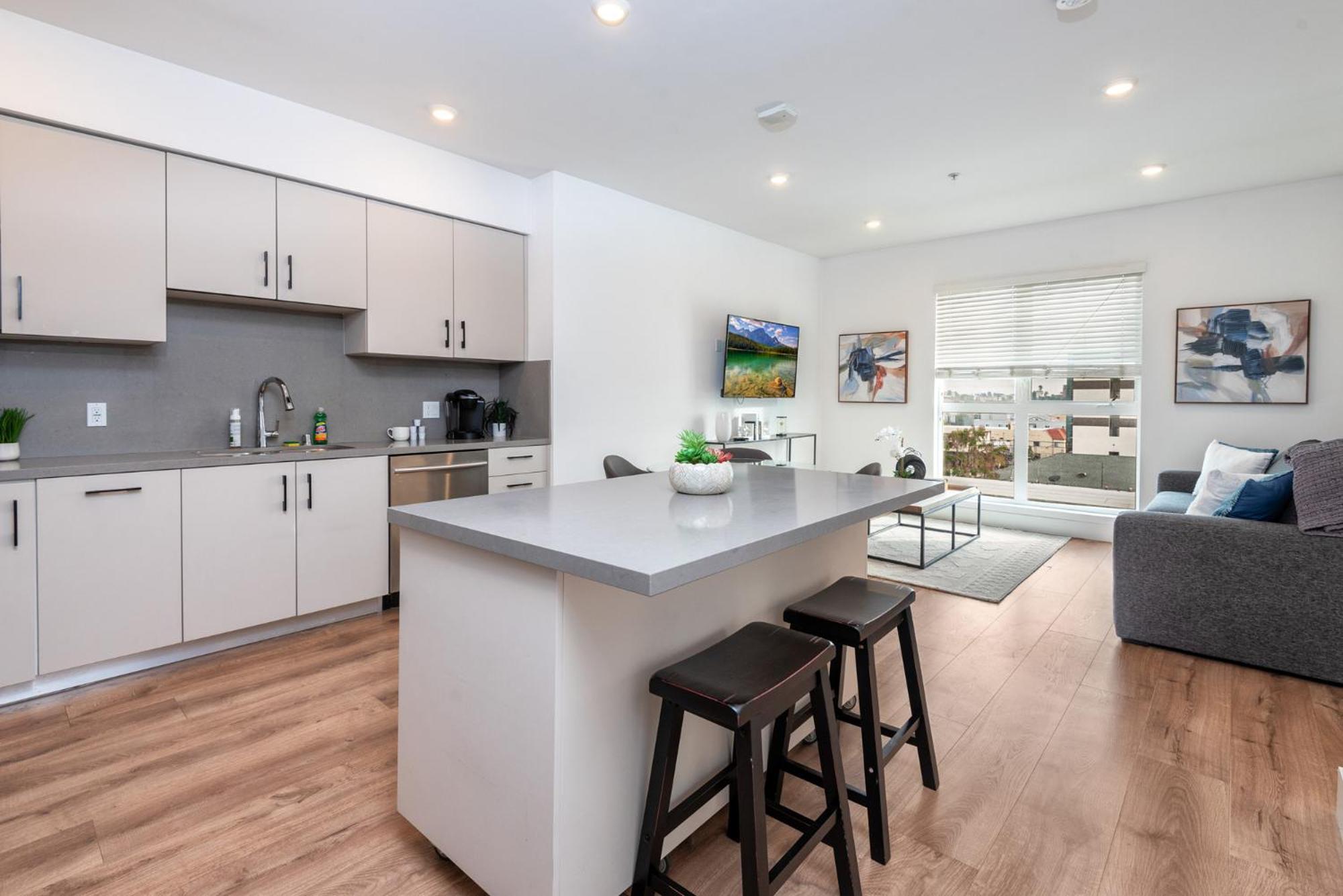 Modern Luxury 1BR Apt in K-Town with Roof Deck