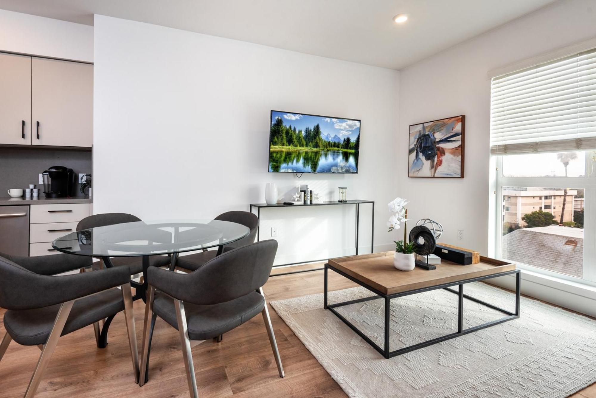 Modern Luxury 1BR Apt in K-Town with Roof Deck