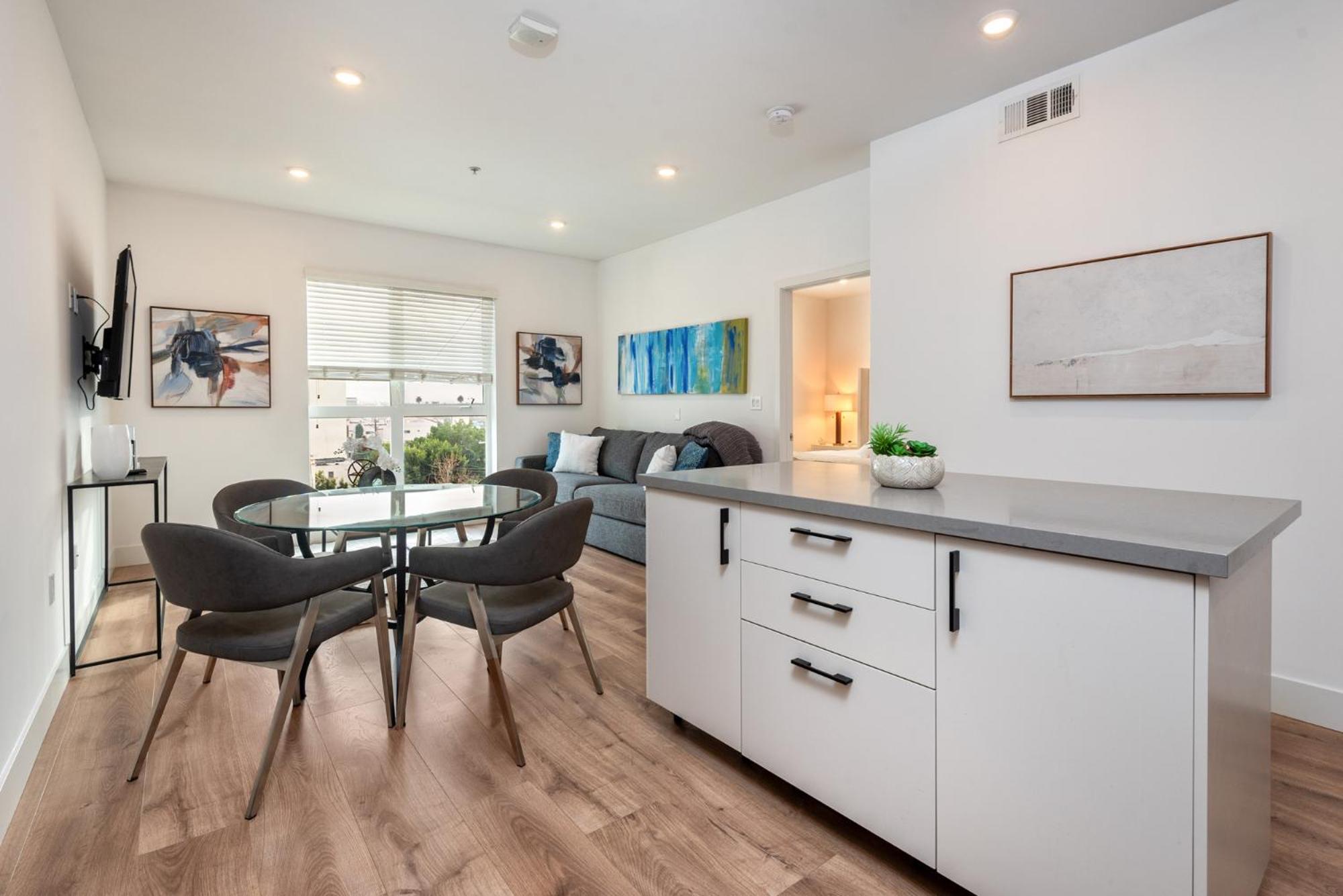 Modern Luxury 1BR Apt in K-Town with Roof Deck