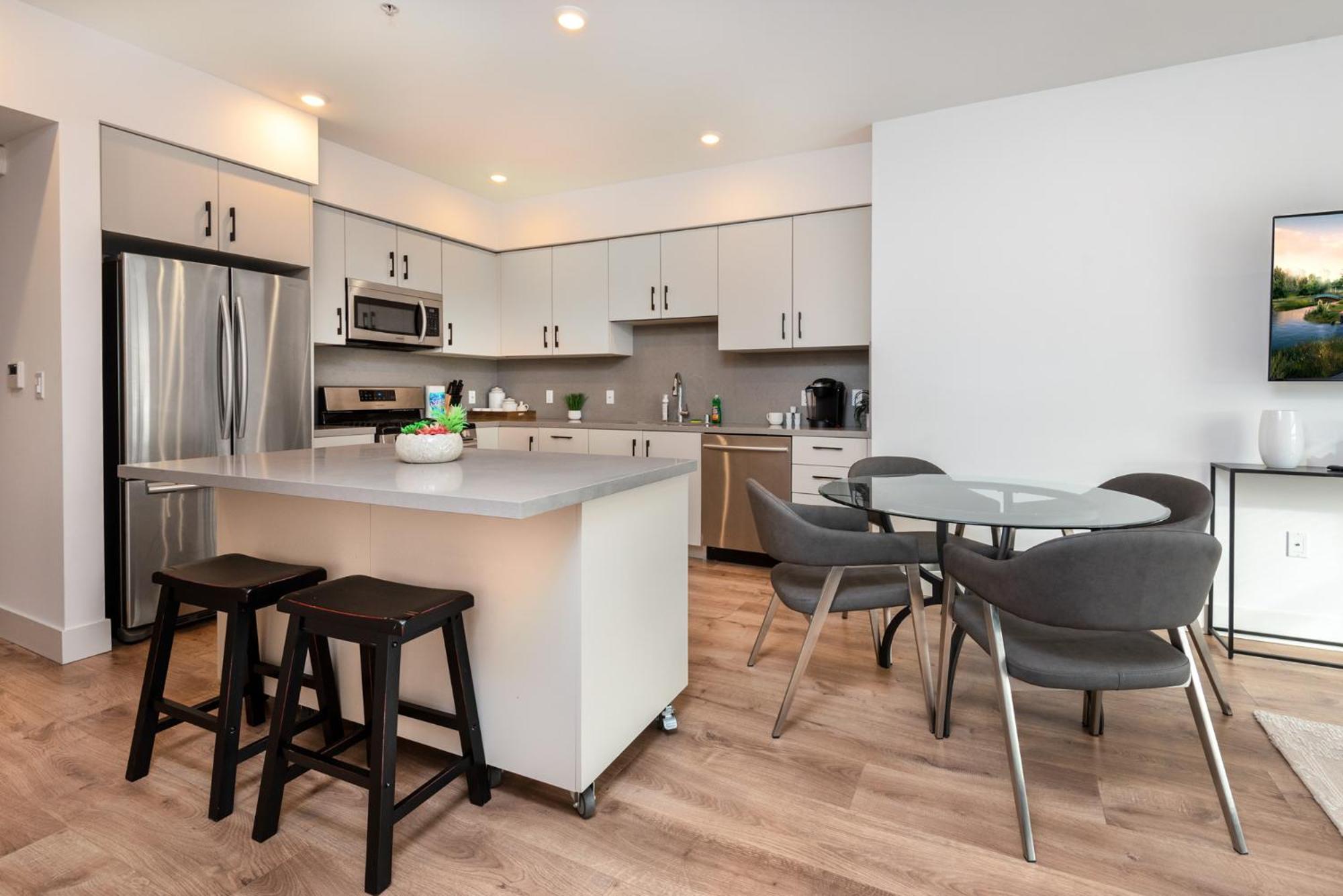 Modern Luxury 1BR Apt in K-Town with Roof Deck