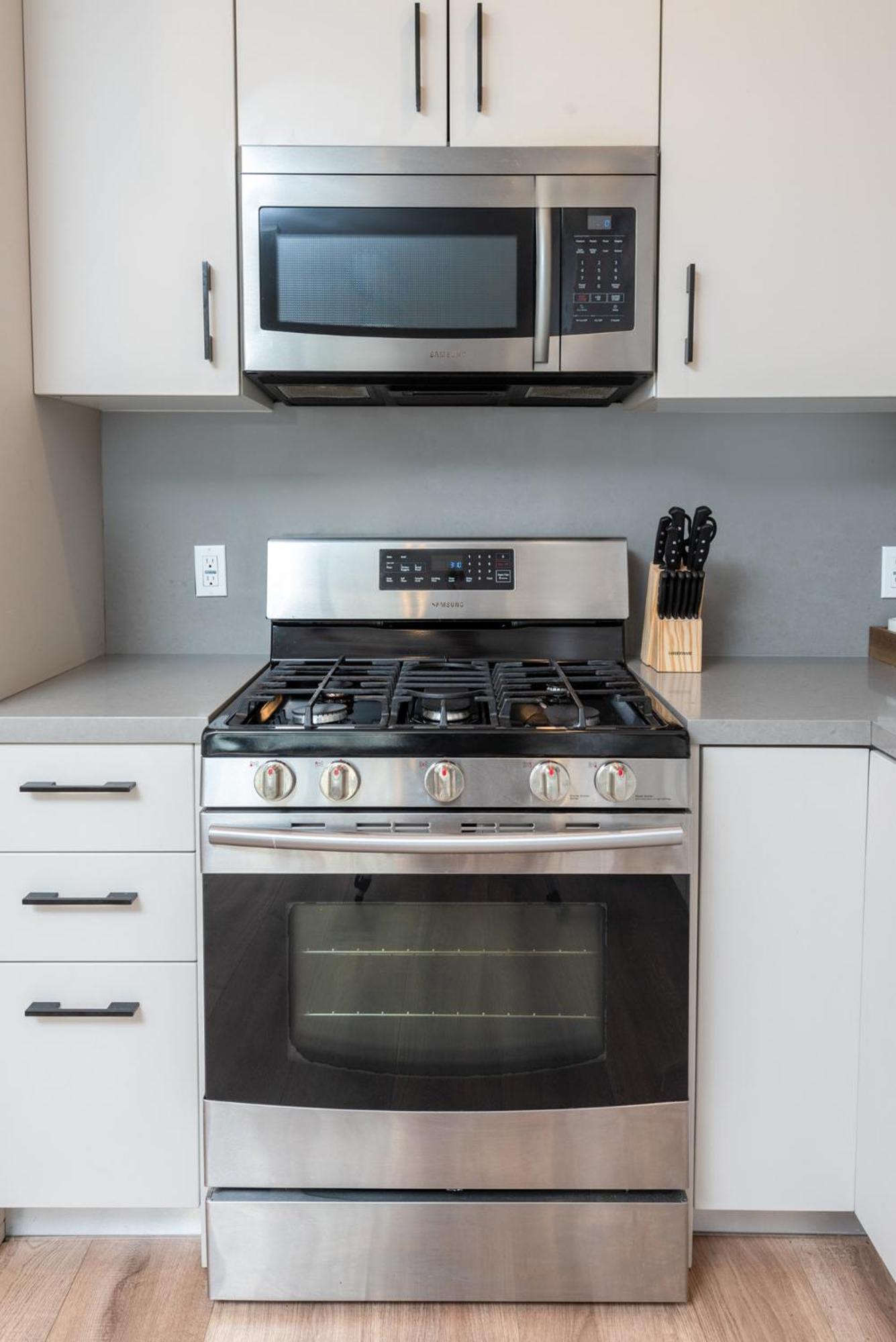 Modern Luxury 1BR Apt in K-Town with Roof Deck