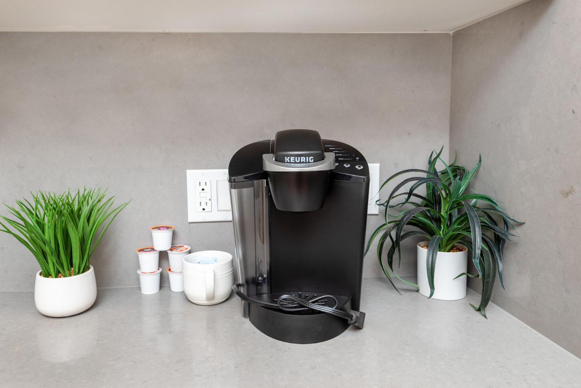 Modern Luxury 1BR Apt in K-Town with Roof Deck