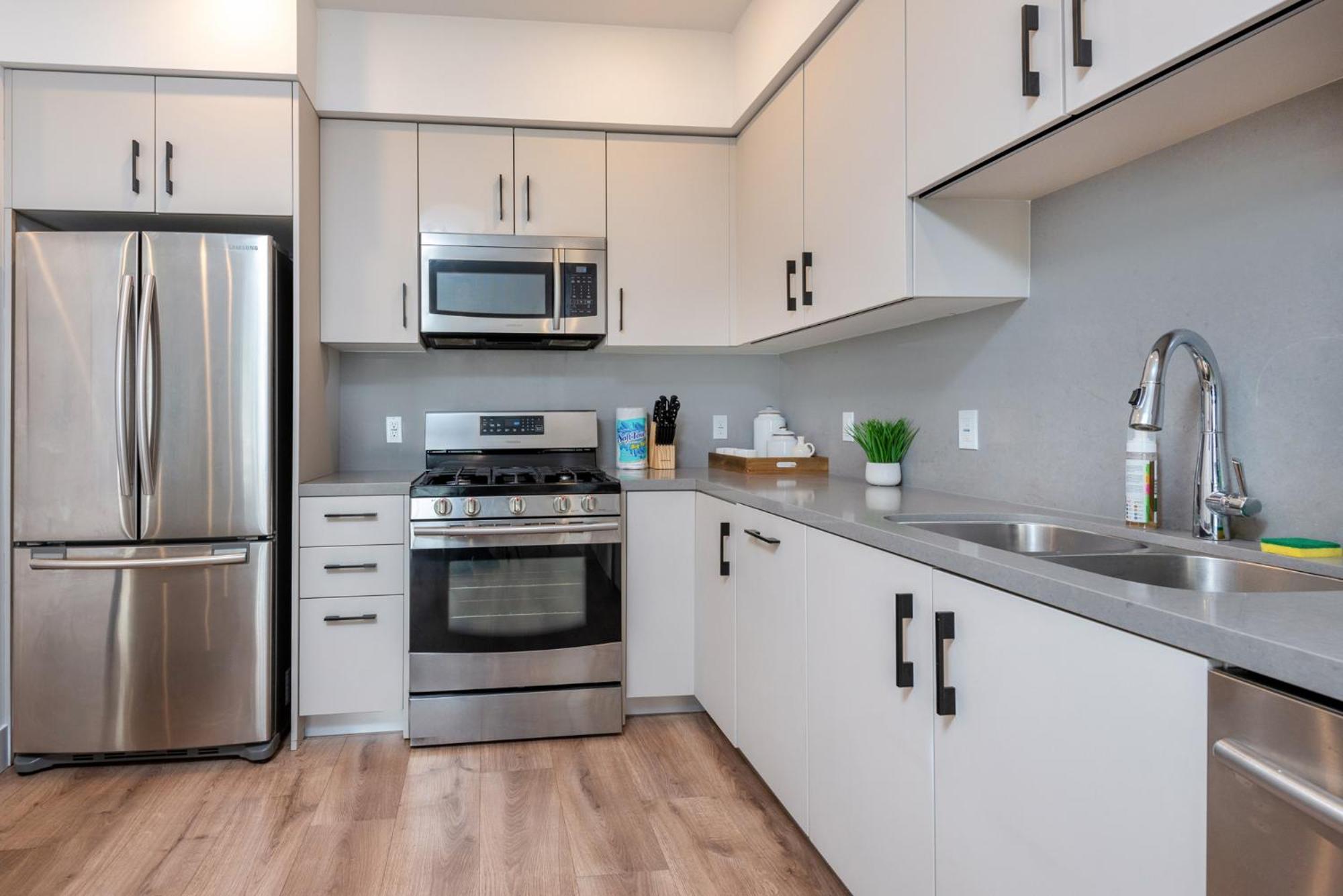 Modern Luxury 1BR Apt in K-Town with Roof Deck