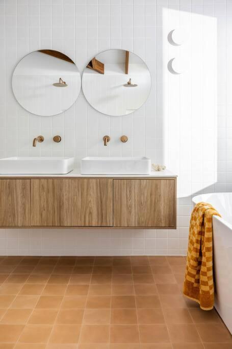 Blackbutt House - Luxe Retreat With Pool and Sauna