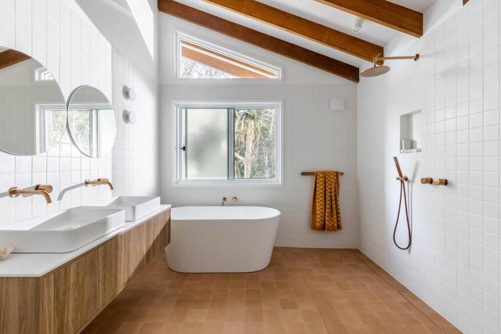 Blackbutt House - Luxe Retreat With Pool and Sauna