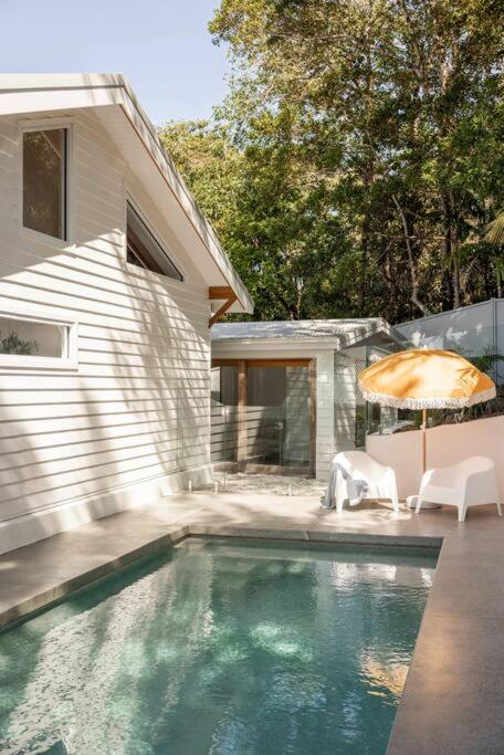 Blackbutt House - Luxe Retreat With Pool and Sauna