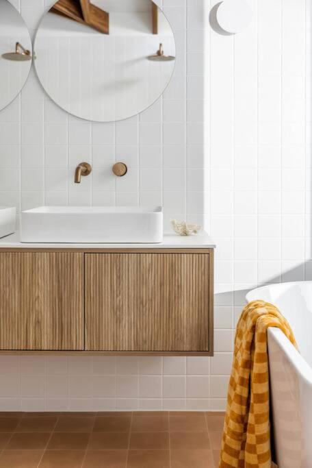 Blackbutt House - Luxe Retreat With Pool and Sauna