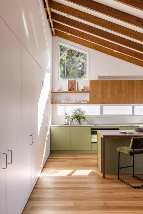 Blackbutt House - Luxe Retreat With Pool and Sauna