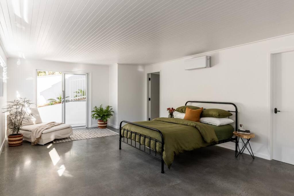 Blackbutt House - Luxe Retreat With Pool and Sauna
