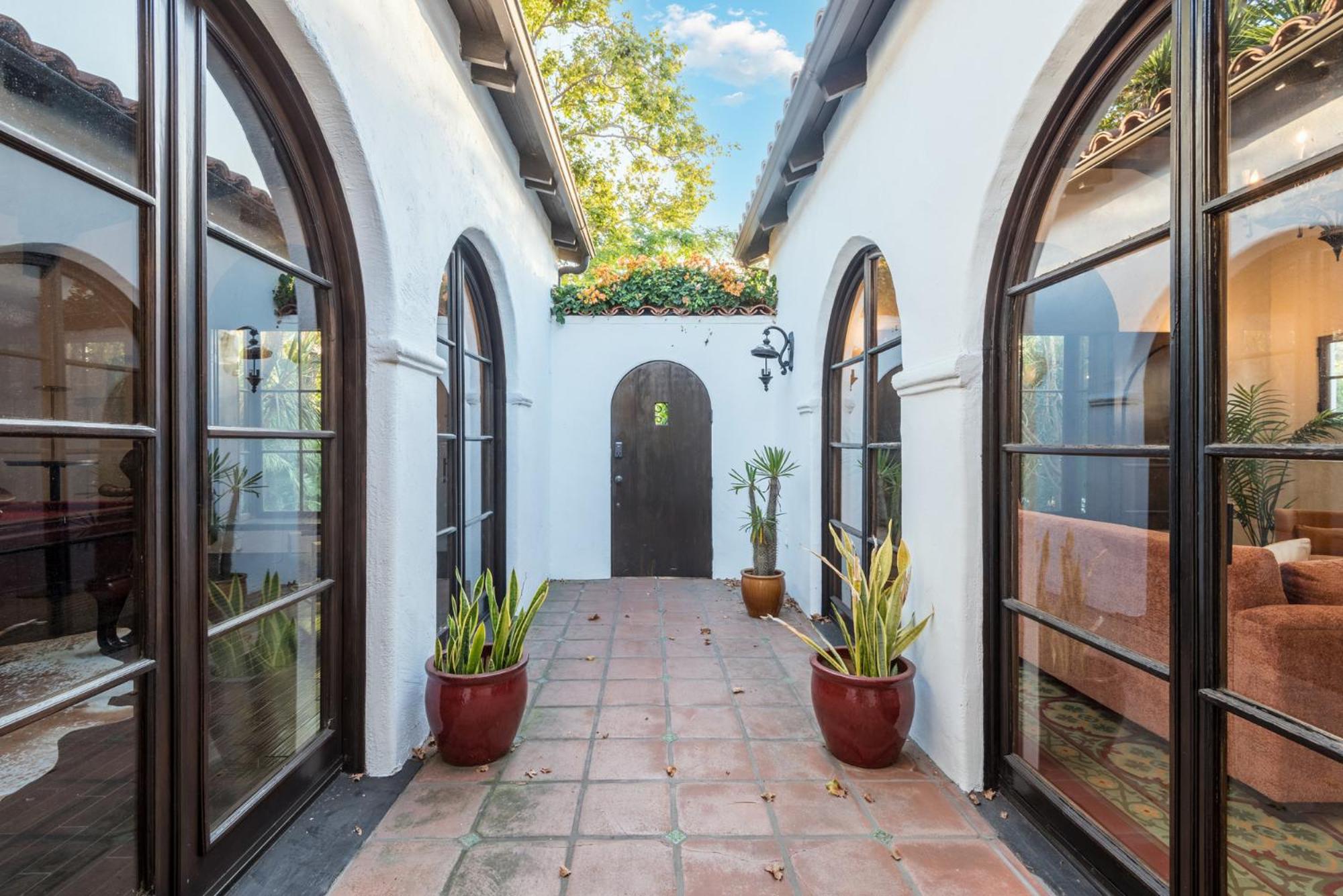 Lux Spanish Style Mansion 4BD BA,Dog House