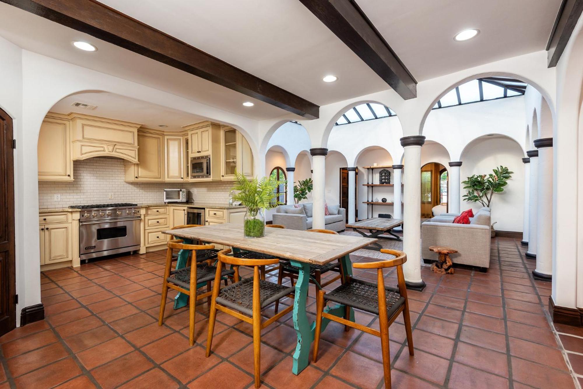 Lux Spanish Style Mansion 4BD BA,Dog House