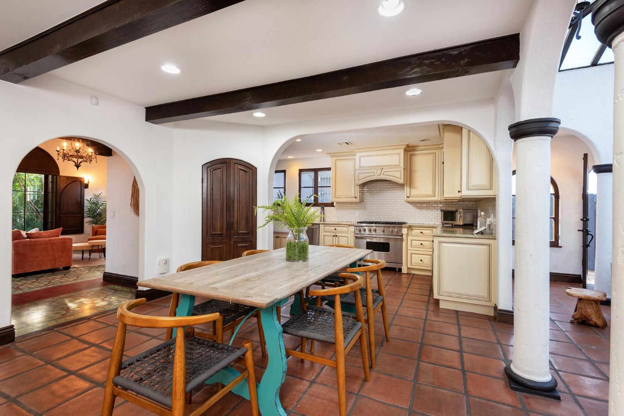 Lux Spanish Style Mansion 4BD BA,Dog House