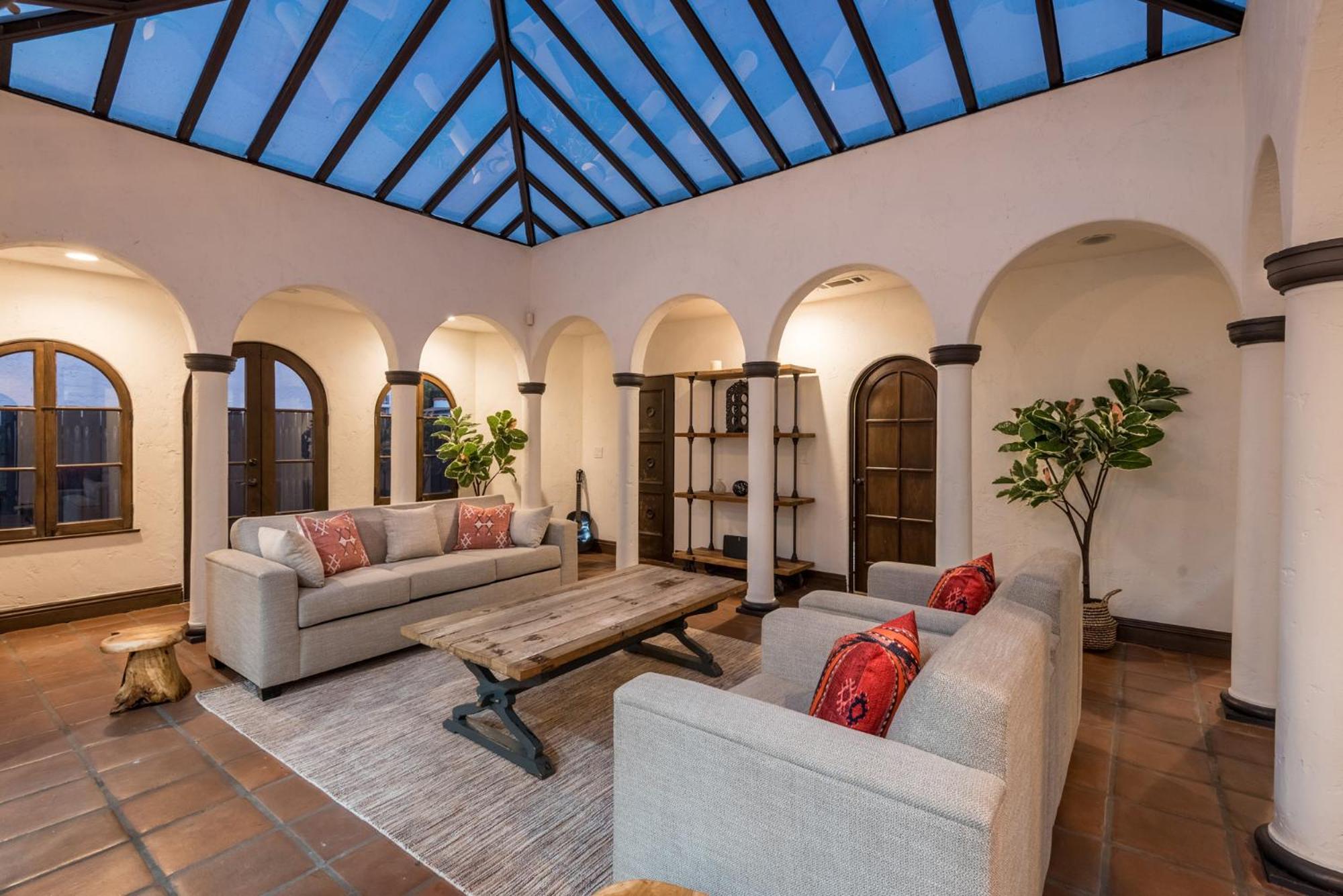 Lux Spanish Style Mansion 4BD BA,Dog House