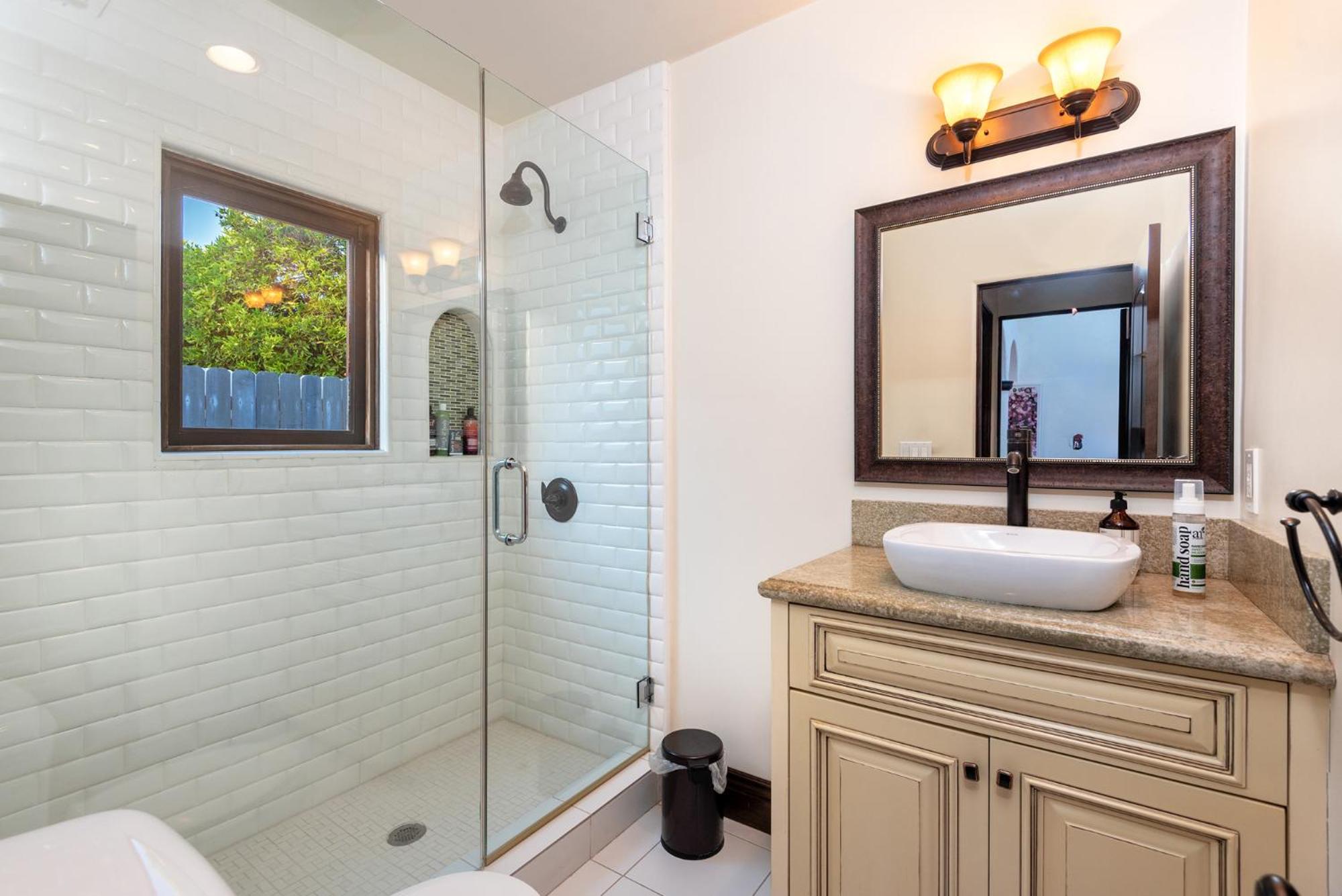 Lux Spanish Style Mansion 4BD BA,Dog House