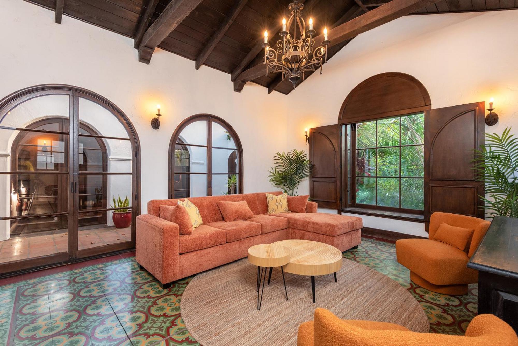 Lux Spanish Style Mansion 4BD BA,Dog House